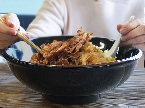 大容量 2リットル どんぶり 25cm アウトレット 丼ぶり ラーメン うどん そば 大盛り 大きい 黒い食器 天目 日本製 美濃焼 和食器 玉ぶち 大鉢 ラーメン鉢 訳あり｜k-s-kitchen｜03