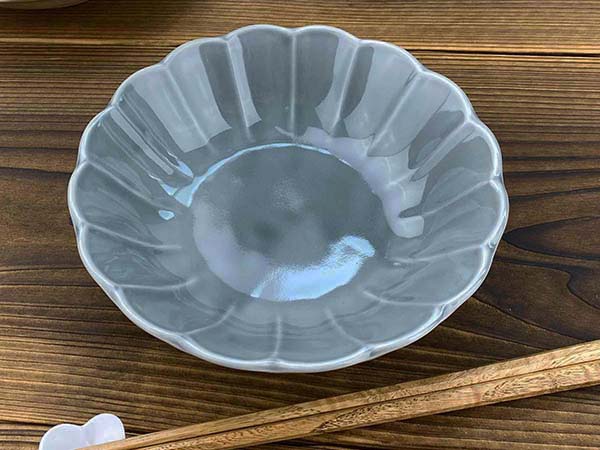 食器 中鉢 おしゃれ お花 グレー 17.5cm しのぎ 490cc 灰色 ボウル