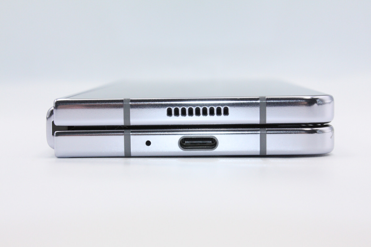 □Galaxy Z Fold 5 256GB アイスブルー　国内版 Galaxy Z Fold 5 本体のみ 256GB グローバル版 Galaxy Z Fold 5 本体