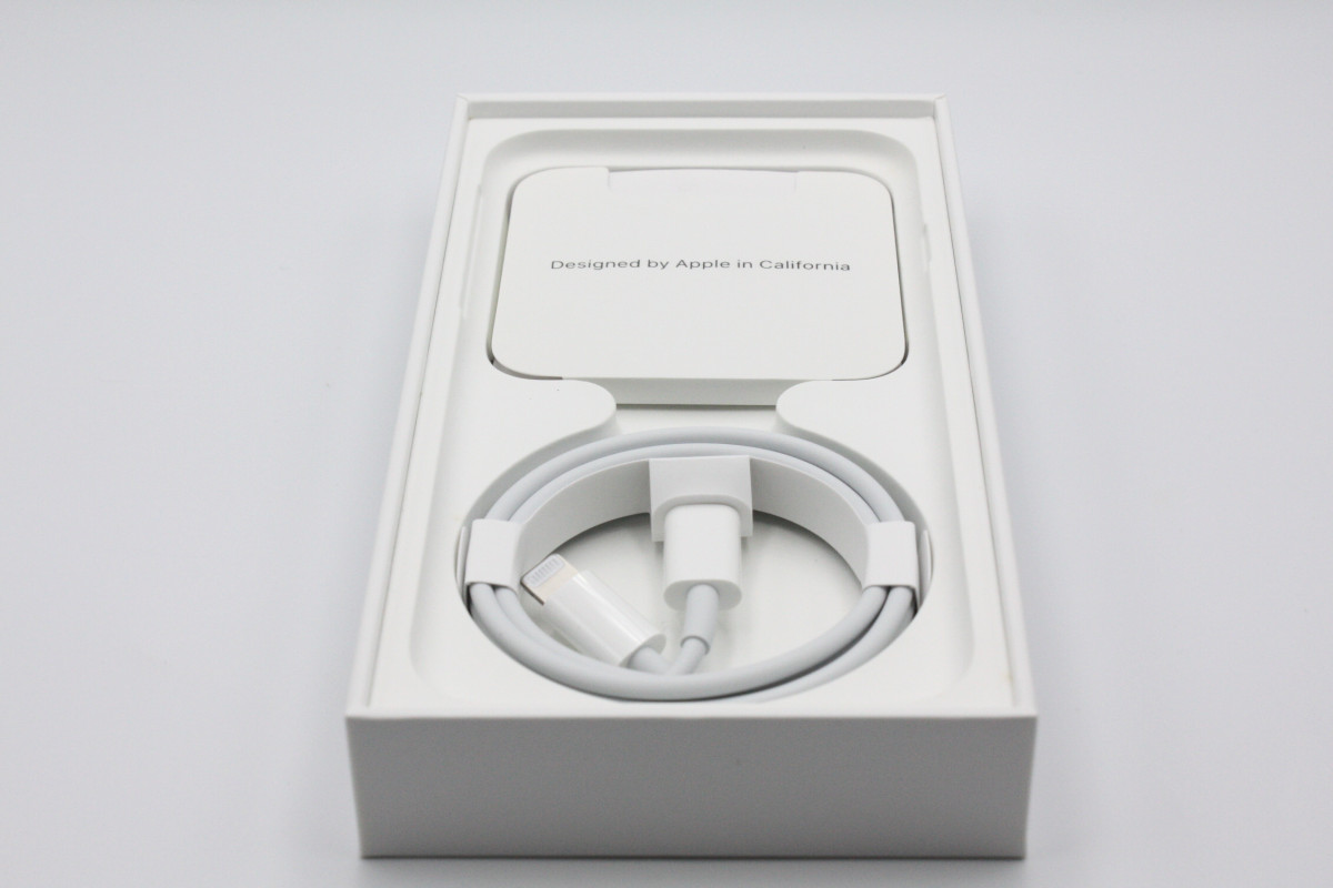 iPhone SE（第2世代） 新品未使用品 バッテリー状態良好(100