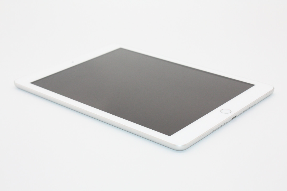 iPad iPad第6世代 32GB Wi-Fi+Cellularモデル Silver SIMフリー B