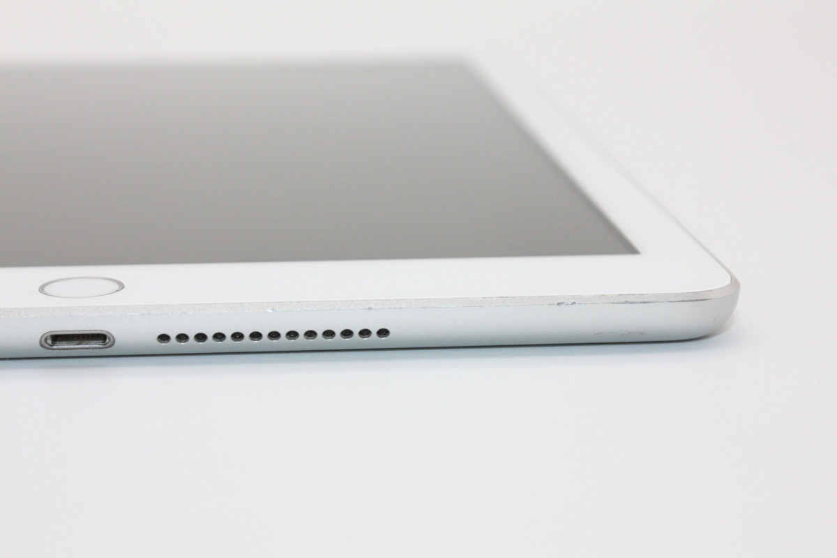 iPad iPad第6世代 32GB Wi-Fi+Cellularモデル Silver SIMフリー B