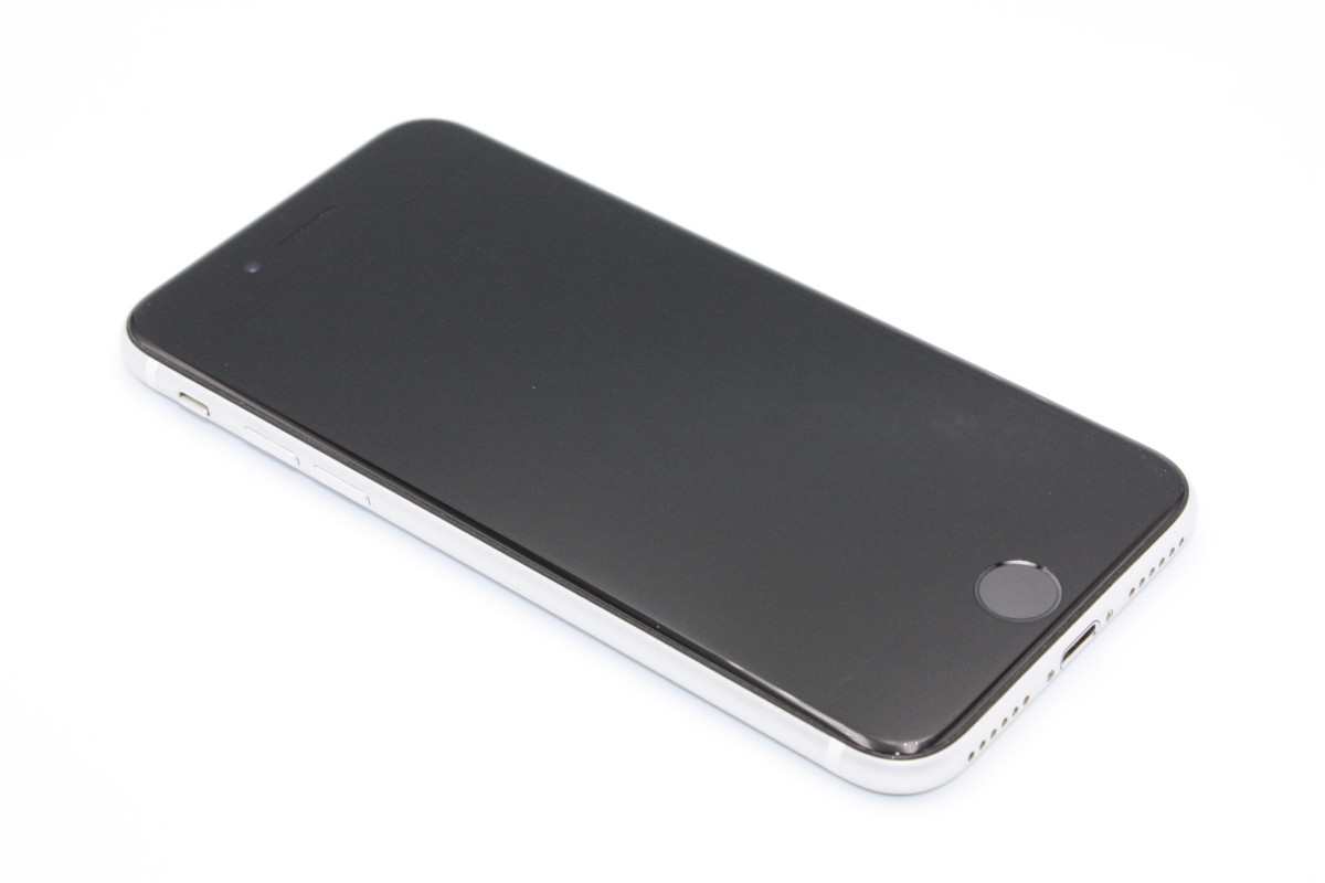 iPhone SE(第2世代)、ブラックとホワイトの2台(※ホワイトは訳あり) iPhone SE（第2世代） 訳あり特価 iPhoneSE 第2世代 128GB ホワイト