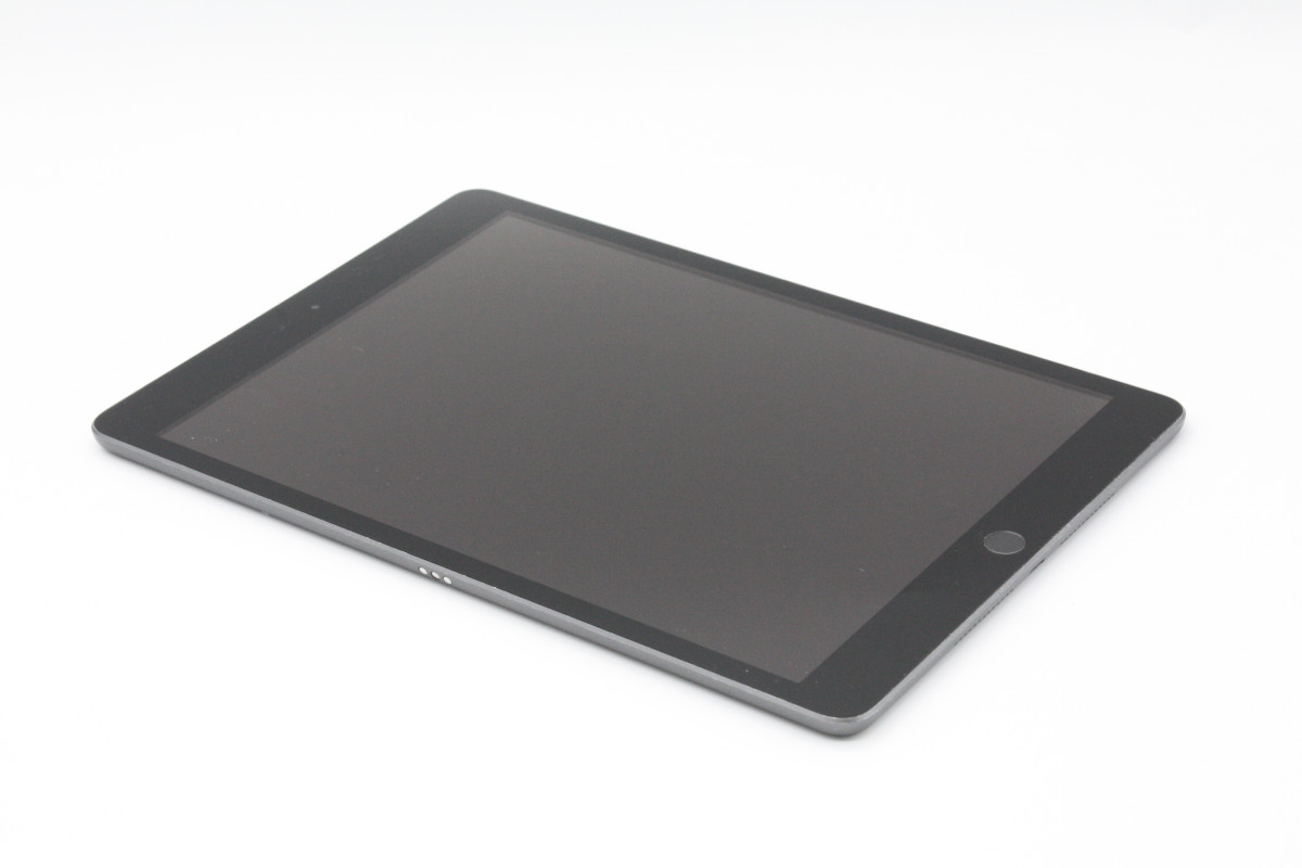 iPad 第7世代 Wi-Fi+Cellular 32GB SIMフリー スペースグレイ Cランク