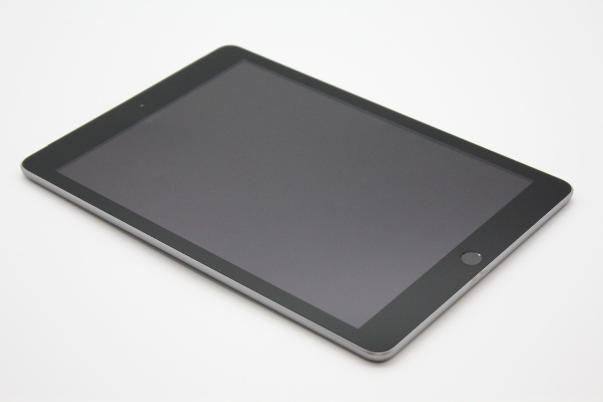 iPad 第5世代 Wi-Fi+Cellularモデル 32GB SIMロック解除済み スペース
