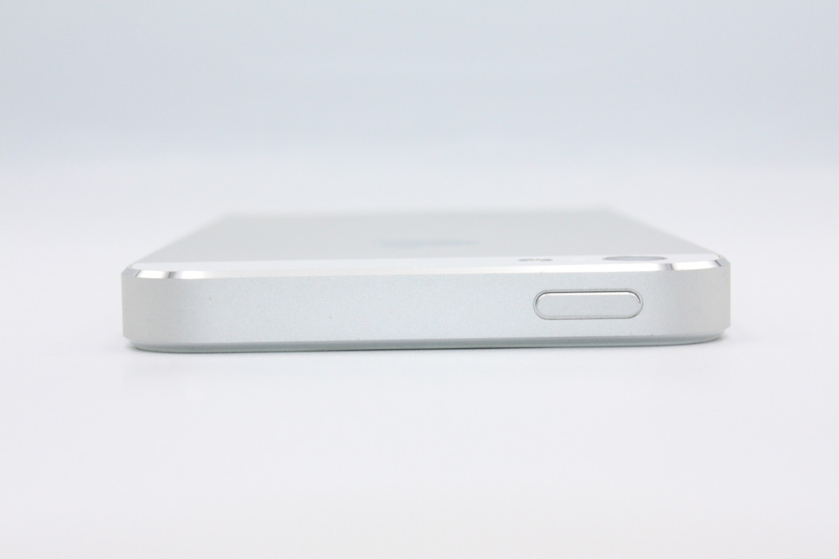 iPhone 5 訳あり特価 iPhone5 16GB au ホワイト＆シルバー Bランク