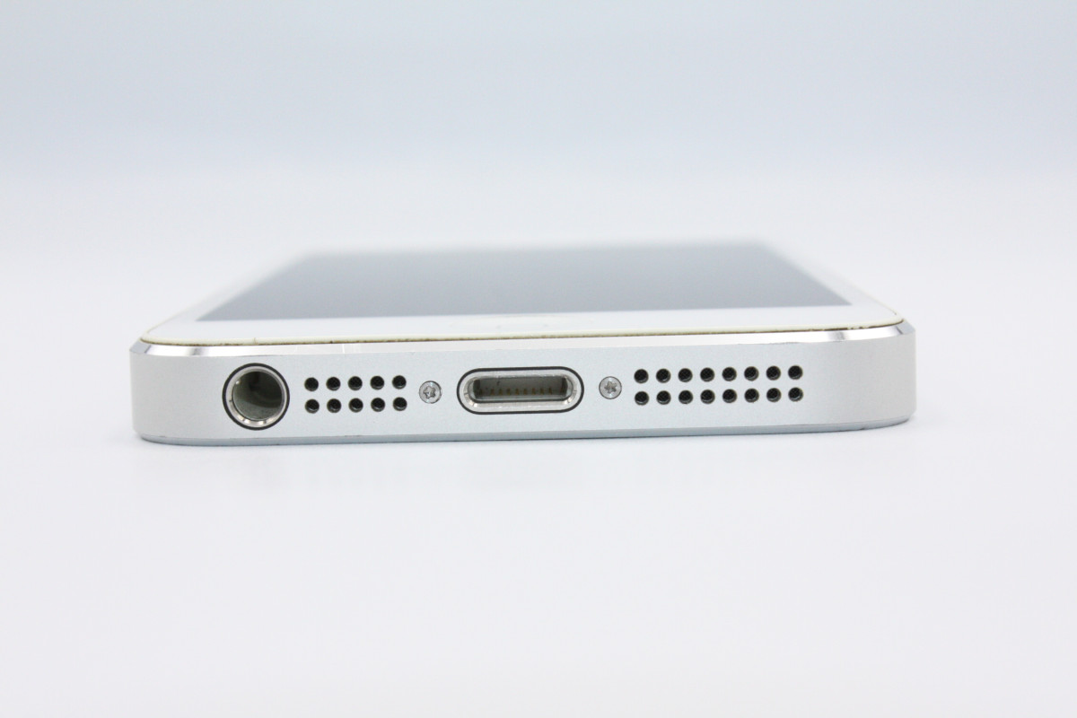 iPhone 5 訳あり特価 iPhone5 16GB au ホワイト＆シルバー Bランク