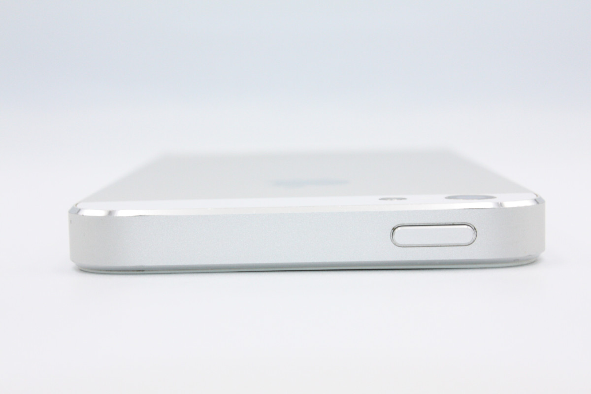 iPhone 5 訳あり特価 iPhone5 16GB au ホワイト＆シルバー Bランク