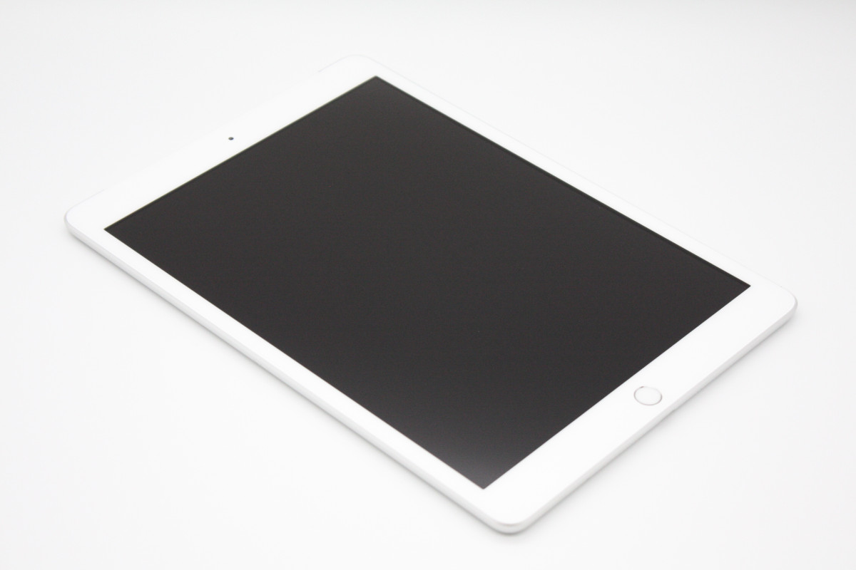 iPad 美品 第8世代 32GB Wi-Fi+Cellularモデル Aランク : ケースマ商店