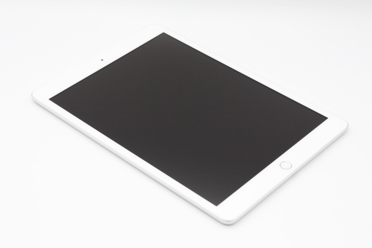 iPad 美品 第8世代 32GB Wi-Fi+Cellularモデル Aランク : ケースマ商店