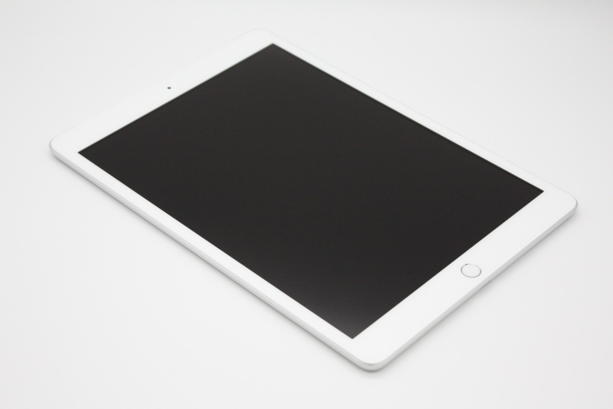 iPad 美品 第8世代 32GB Wi-Fi+Cellularモデル Aランク : ケースマ商店