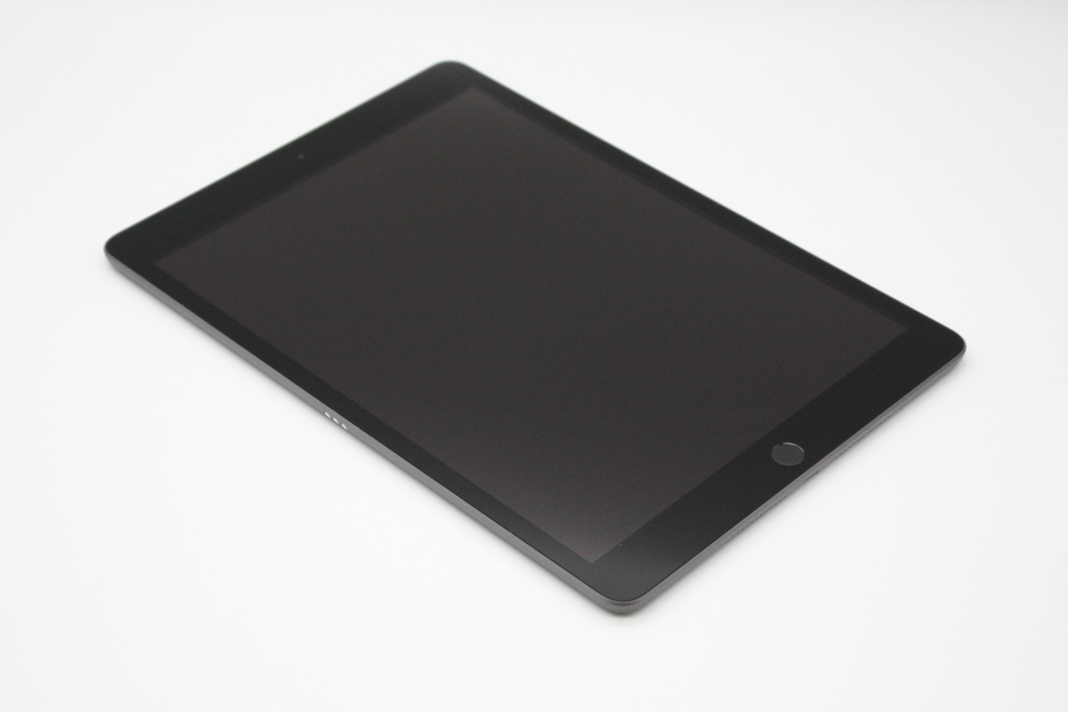 iPad 美品 第8世代 32GB Wi-Fi+Cellularモデル スペースグレイ Aランク
