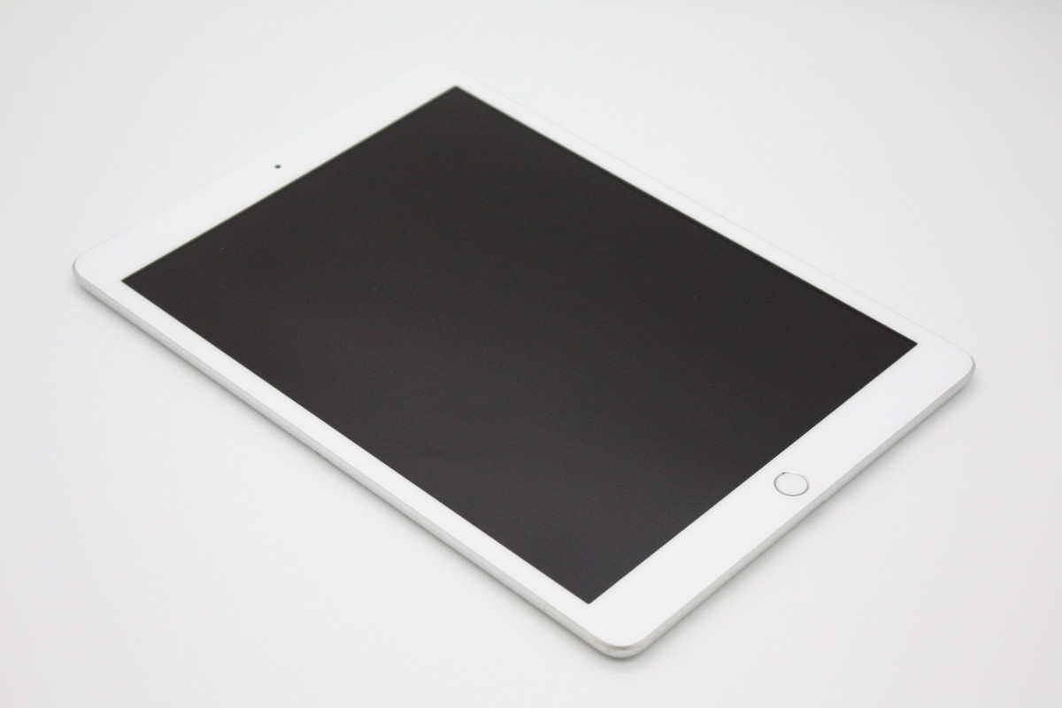 iPad 第8世代 32GB Wi-Fi+Cellularモデル Bランク : ケースマ商店