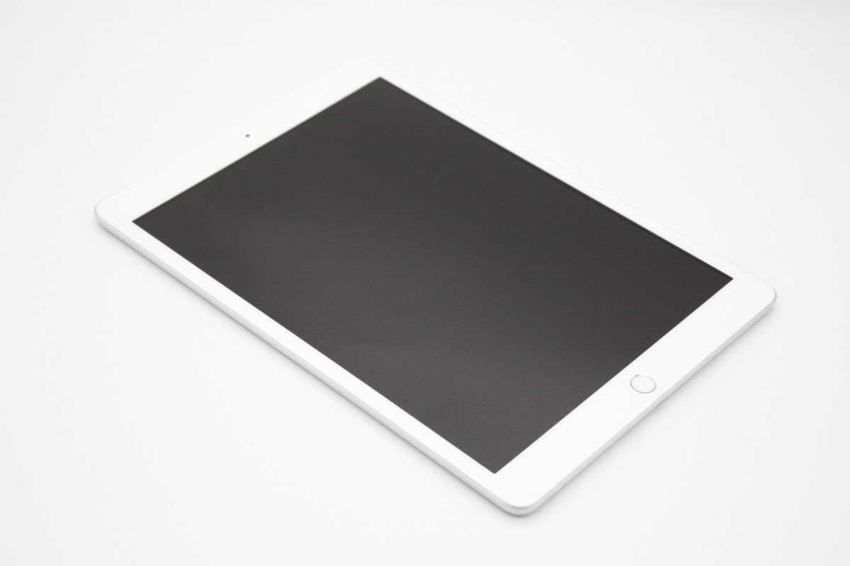 iPad 第8世代 32GB Wi-Fi+Cellularモデル Bランク : ケースマ商店