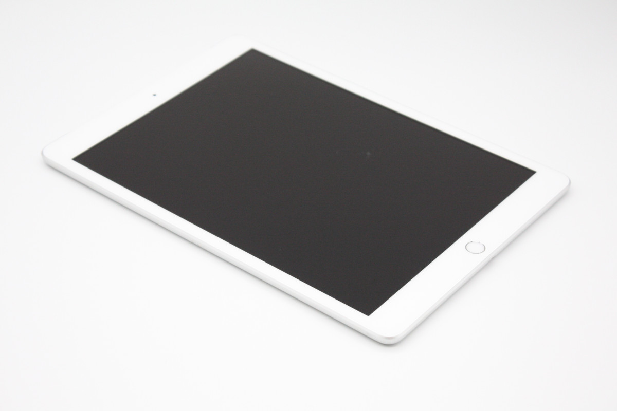 iPad 訳あり特価 第8世代 32GB Wi-Fi+Cellularモデル シルバー Cランク