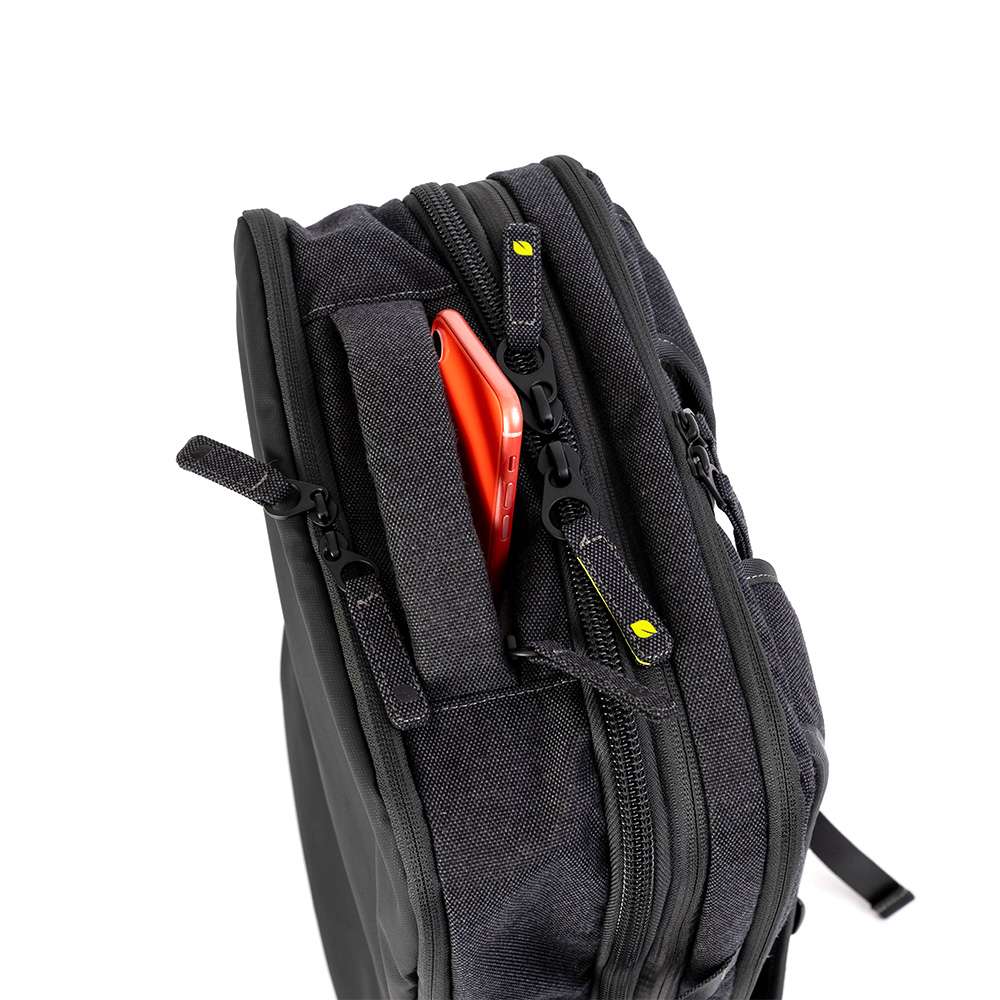Incase EO Travel back pack¥34,650奥行7cm伸び