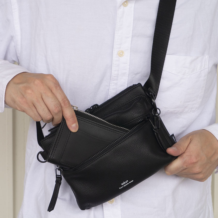 【おはようございます】waku ブラック レザー ショルダーバッグ waku ショルダーバッグ ワク / レザーフラップスクエアバッグ