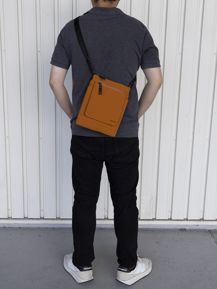 ショルダーバッグ メンズ 斜めがけ 小さめ B5 横型 タブレット 通勤