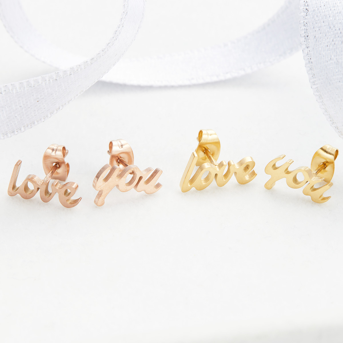 Yahoo! Yahoo!ショッピング(ヤフー ショッピング)LOVE YOU 両耳用 金属アレルギー対応 愛 筆記体 メッセージ スタッドピアス レディース サージカルステンレス製