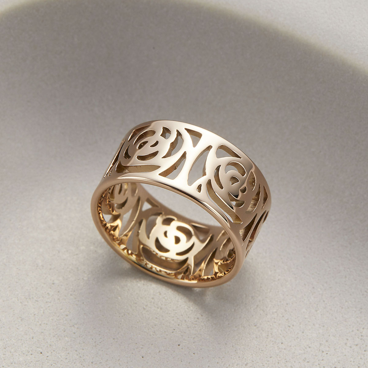 リング 指輪 レディース サージカルステンレス製 薔薇 ローズ 花 フラワー 花柄 透かし彫り ワイド 太目 レース風 ピンクゴールド