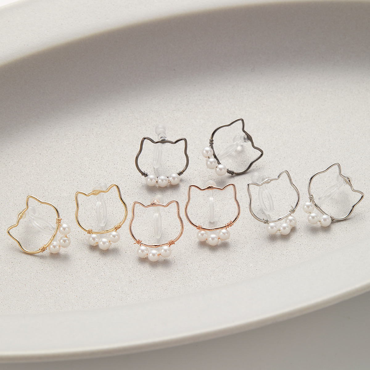 ネコ 猫 金属アレルギー対応 かわいい オシャレ誕生日 ギフト イヤリング 樹脂 ノンホールピアス 日本製 ニッケルフリー 両耳用 レディース 樹脂製オメガパーツ