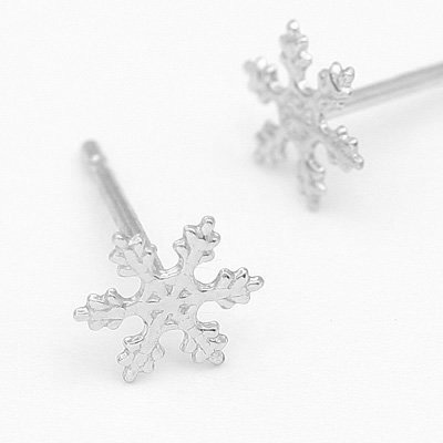 ピアス 雪の結晶 レディース K10ホワイトゴールド me on... スノークリスタル モチーフピアス 爆買の画像
