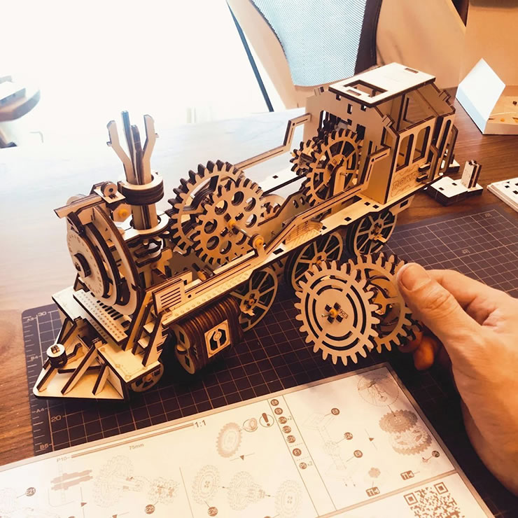 つくるんです 動く3Dウッドパズル 機関車の組み立てイメージ