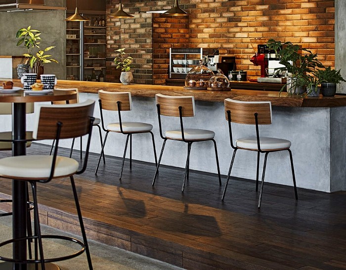 コーディネイトNo54 チーク素材で統一したカフェ・バーのトータル空間