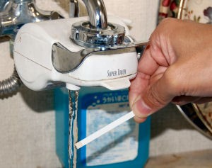 水質検査試験紙　アクアチェックLC　遊離残留塩素、PH、Mアルカリ度の測定が簡単に出来る