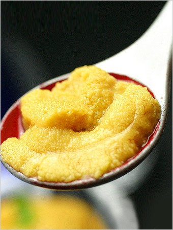 スプーンでうにをすくってパクッ