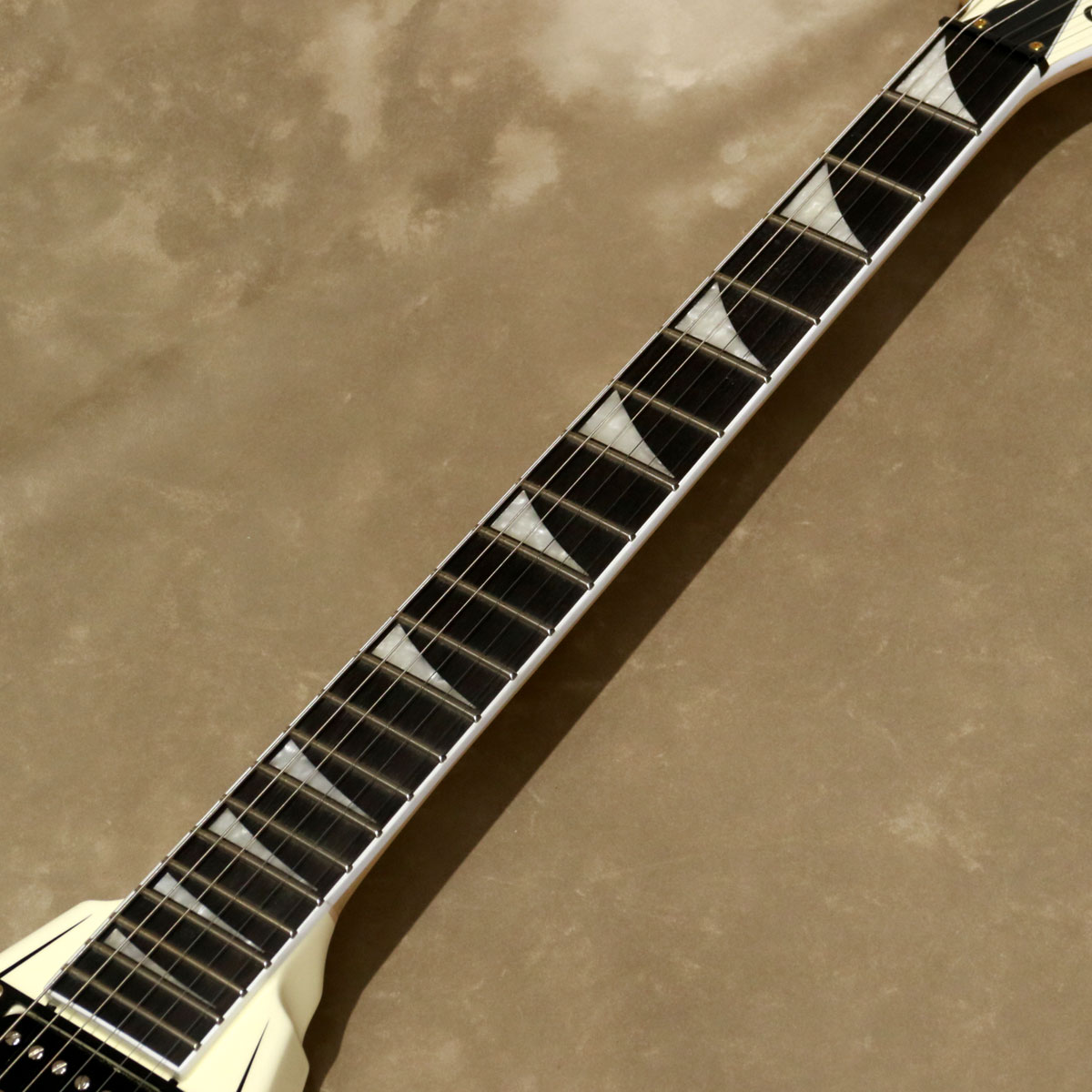 Jackson proシリーズ RRT-3 アイボリー ランディ　スルーネック Jackson ( ジャクソン ) Pro Series Rhoads RRT-3, Ivory with