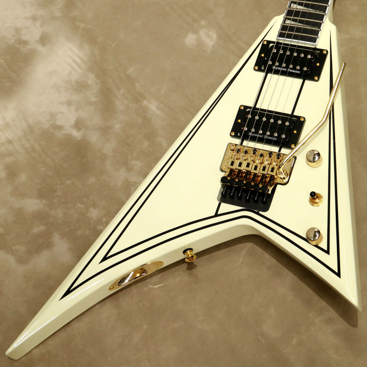 Jackson ( ジャクソン ) Pro Series Rhoads RR3， Ivory with Black Pinstripes