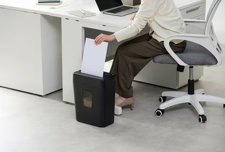 新品未開封品　アイリスオーヤマ　パーソナルシュレッダーP10GC ブラック アイリスオーヤマ パーソナルシュレッダー P10GC ブラック : カネマサ