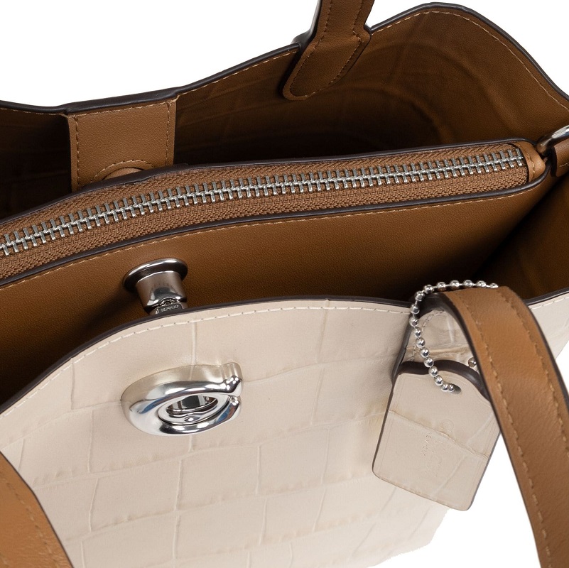 【お得】新品　未使用　COACH　エンボズ　チャーム2個付き　ブラック お得☆新品 未使用 COACH エンボズ チャーム2個付き ブラック