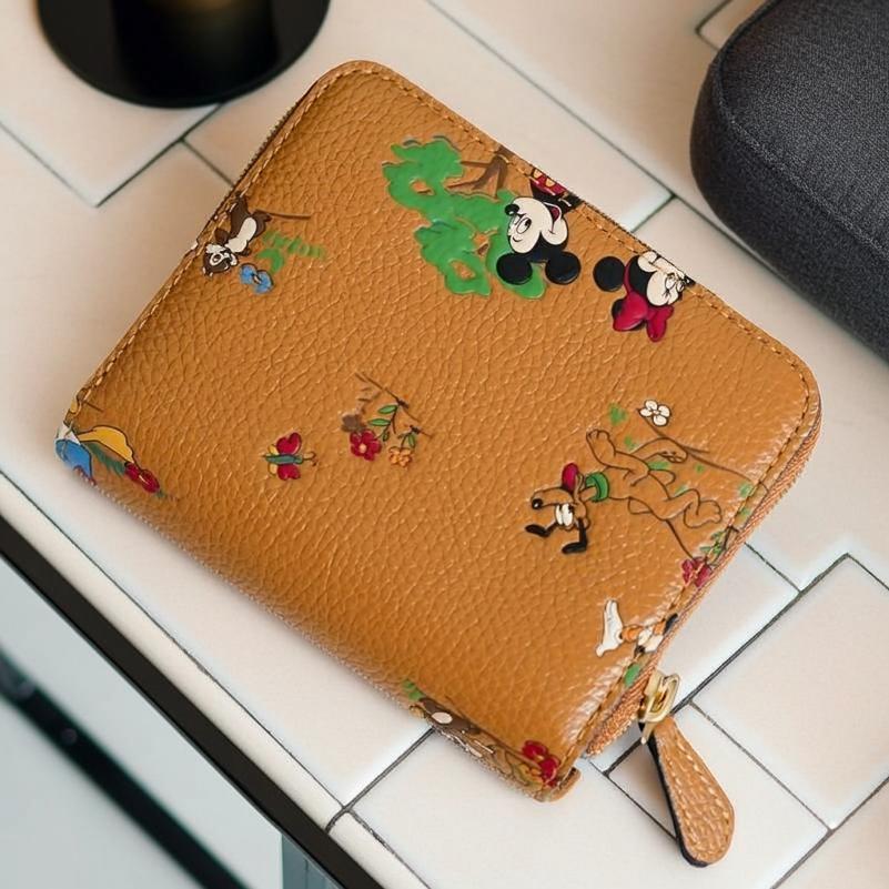 coachコーチDisneyコラボコンパクトウォレット二つ折り在庫 COACH（コーチ） ディズニー コラボ 二つ折り財布 新作 レディース