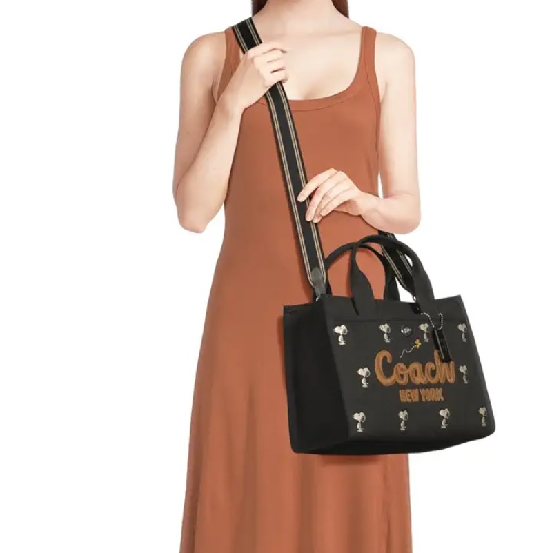 COACH × ヒューゴ・ギネス コラボトートバッグ レザー&キャンバス 公式】COACH – コーチ | ルーナー ニュー イヤー トート 42