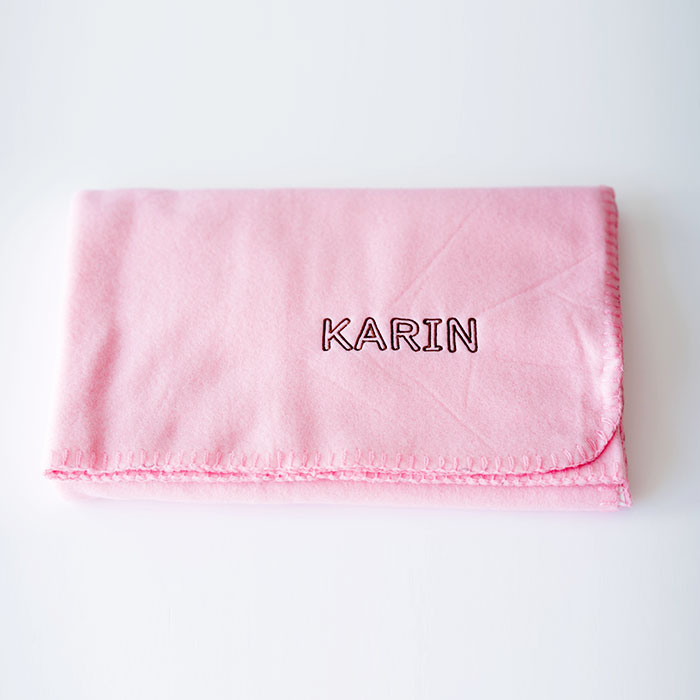 ブランケット　フリース　名前刺繍　名入れ　プレゼント　ギフト　 フリース ブランケット 名入れ 刺繍　誕生日　出産祝い | 名入れギフトKARIN | 01