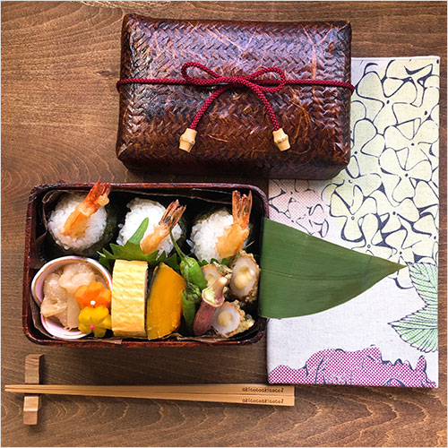 弁当箱 一閑張おにぎり弁当 中 17.5×12cm 日本製 国産 紐付き 箱入り 送料無料 箱入り : be-503 : 曲げわっぱ弁当箱の漆器かりん本舗  - 通販 - Yahoo!ショッピング