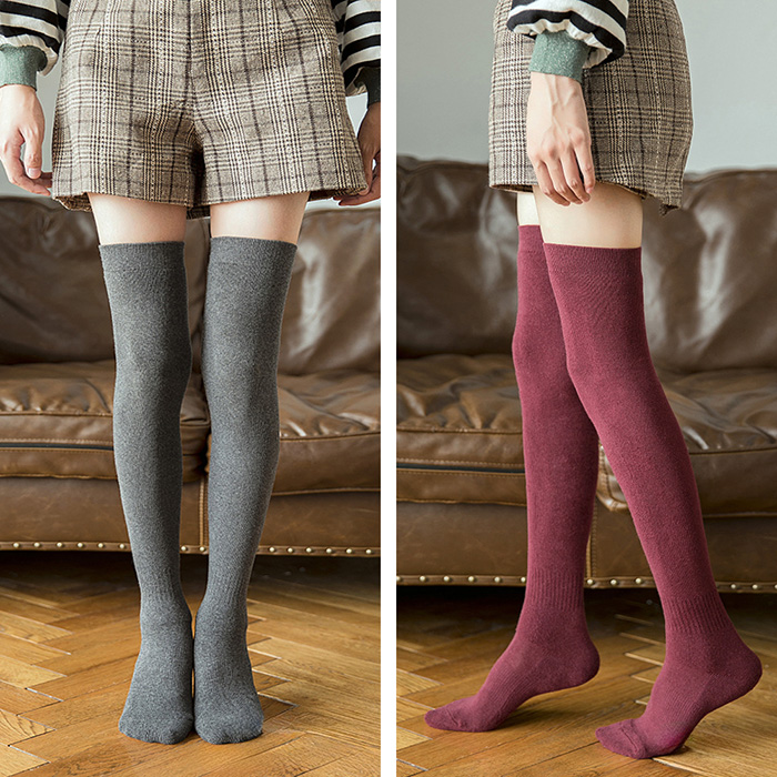 裏起毛で暖かいオーバーニーソックス