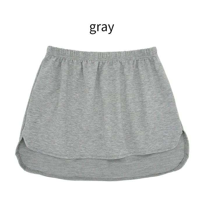 トップスの下に1枚プラスでオシャレなレイヤードコーデが完成