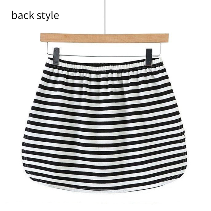 トップスの下に1枚プラスでオシャレなレイヤードコーデが完成