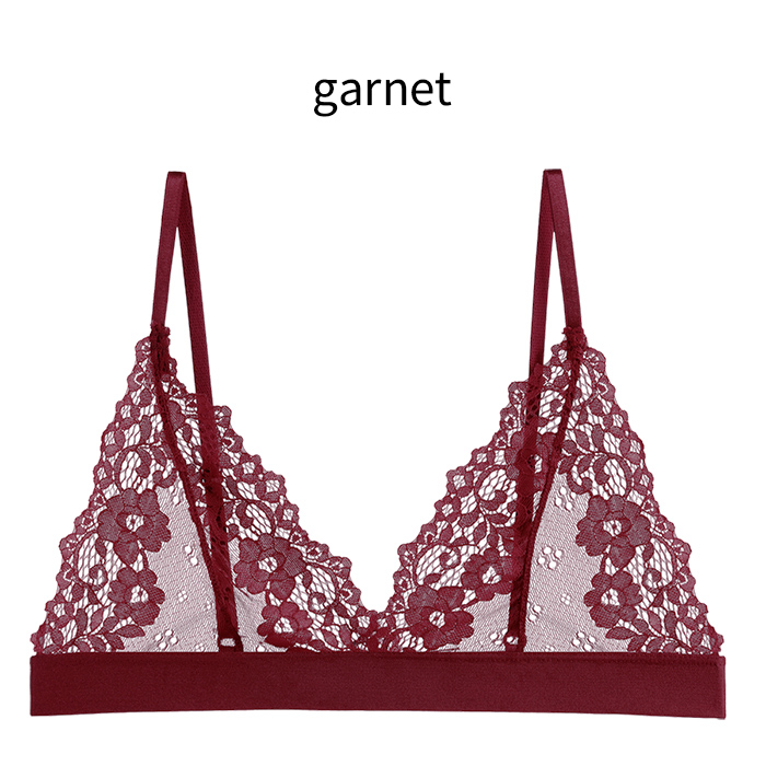 抜け感あるおしゃれを楽しむ。ゆるっと可愛い、レースの三角ブラ