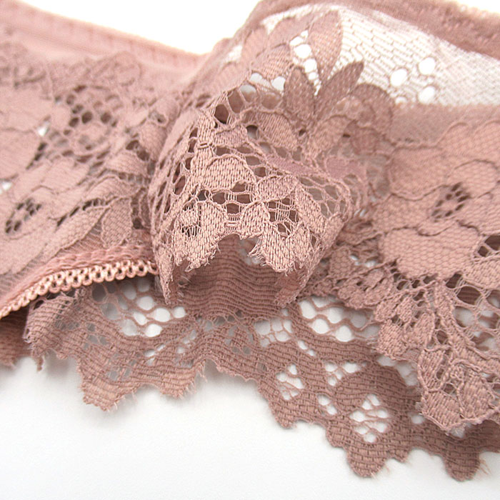 透ける総レースのブラジリアンショーツ