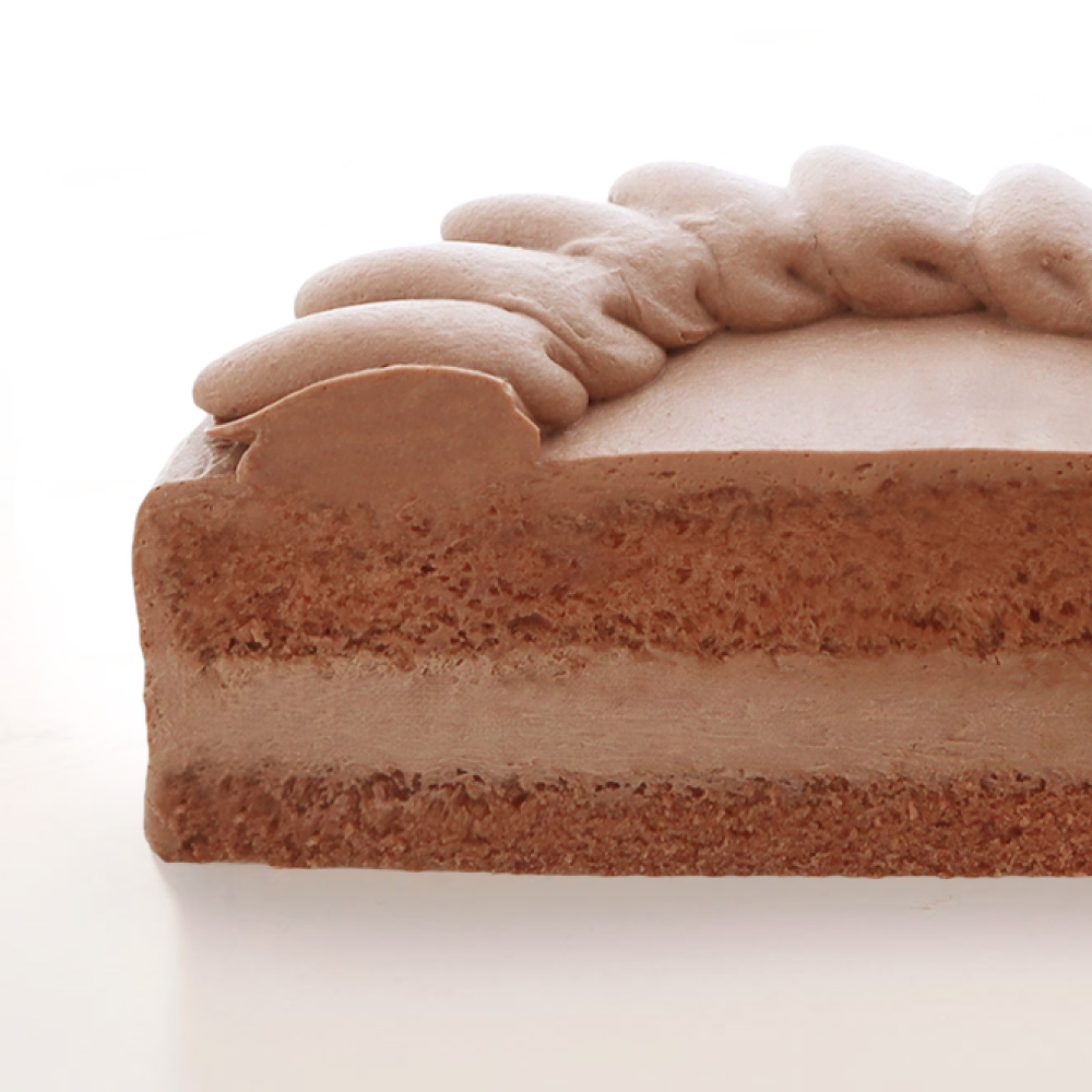 チョコレートデコレーションケーキの断面画像