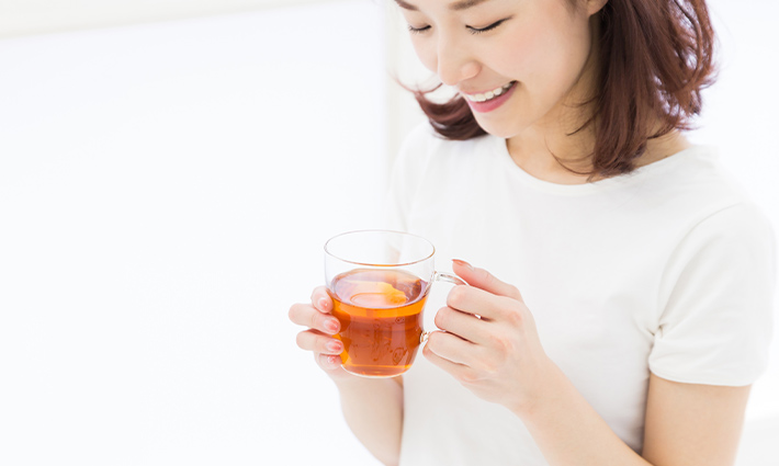 お茶を飲む女性の写真