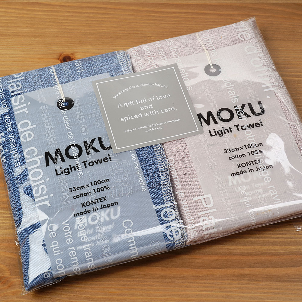 MOKU ライトタオル2枚をまとめて1つの袋にラッピングしギフトシールを付けた様子