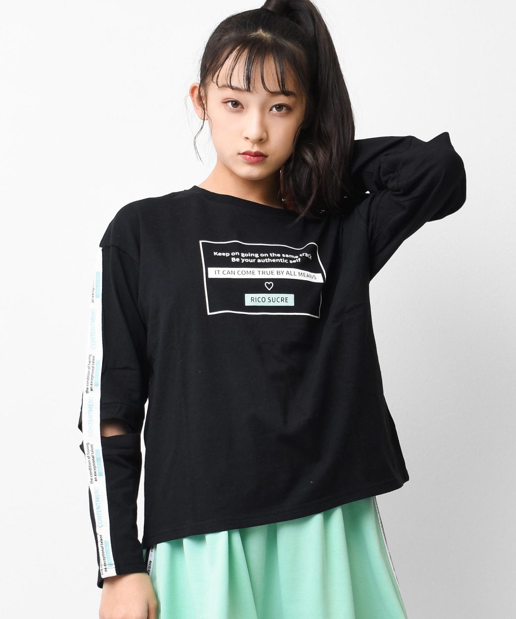 子供服 袖スリットロゴテープロングTシャツ トップス ロンT 長袖 女の子 小学生 中学生 130cm 140cm 150cm 160cm 165cm  送料無料 2点までメール便対象