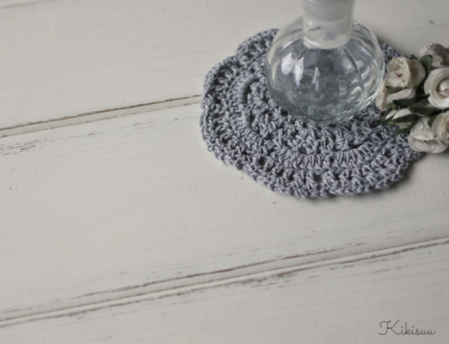 グレーの手編みコースターの商品イメージ
