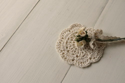 クリーム色のレース編みコースターの商品イメージ