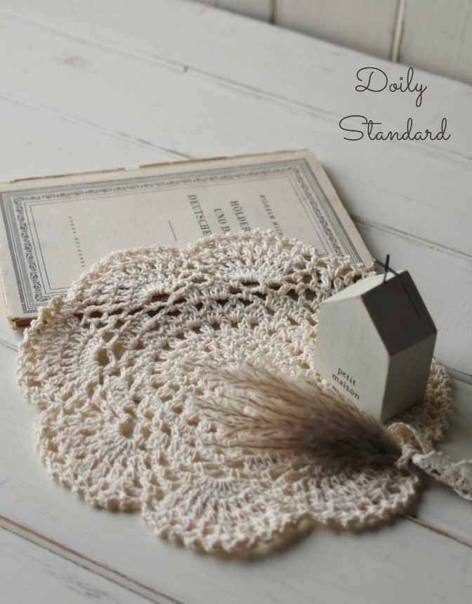  雑貨を引き立てる手編みのレースドイリー